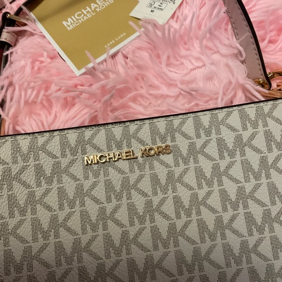 Michel kors cross body bag in a lovely shade of pink - Picture 2 of 6